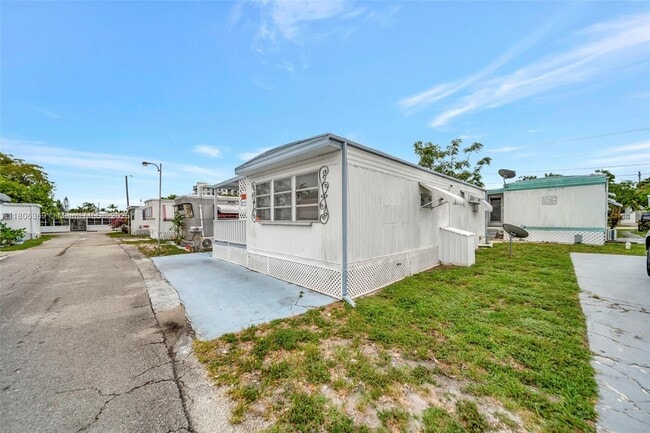 Building Photo - 346 Maple St