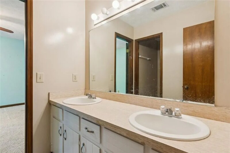 Building Photo - 1616 Maple Ridge Dr