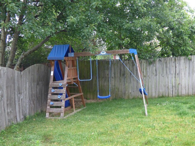 Building Photo - Lovely, Spacious 4 BR House! Vaulted Ceili...