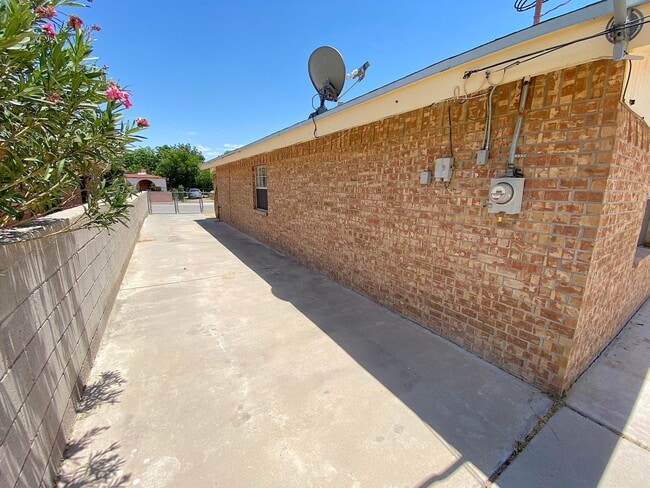 Building Photo - East El Paso 3 bed Refrig A/C