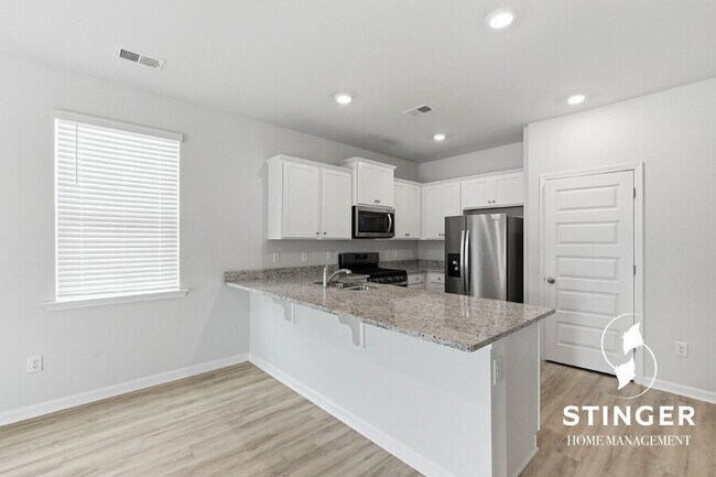 Building Photo - 548 Hideaway St