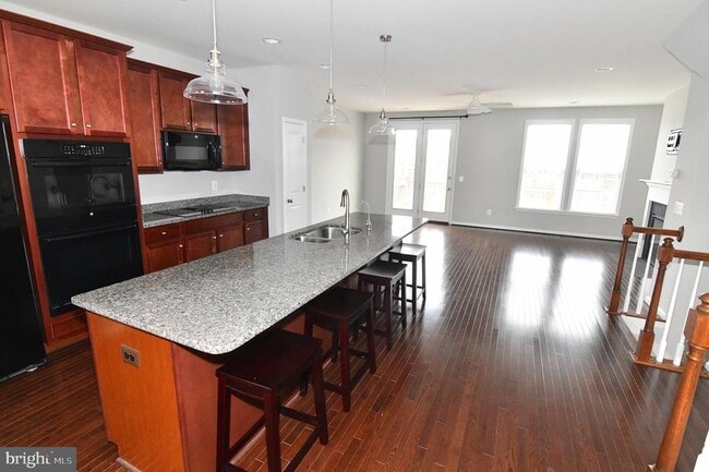 Building Photo - 165 Solara Dr