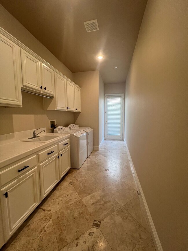 Building Photo - Spectacular Mont Calabasas 5 bed, 5.5 bath Estate