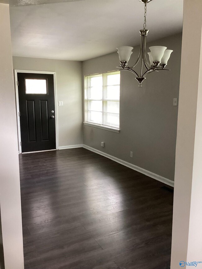 Building Photo - 2408 Whitesburg Dr