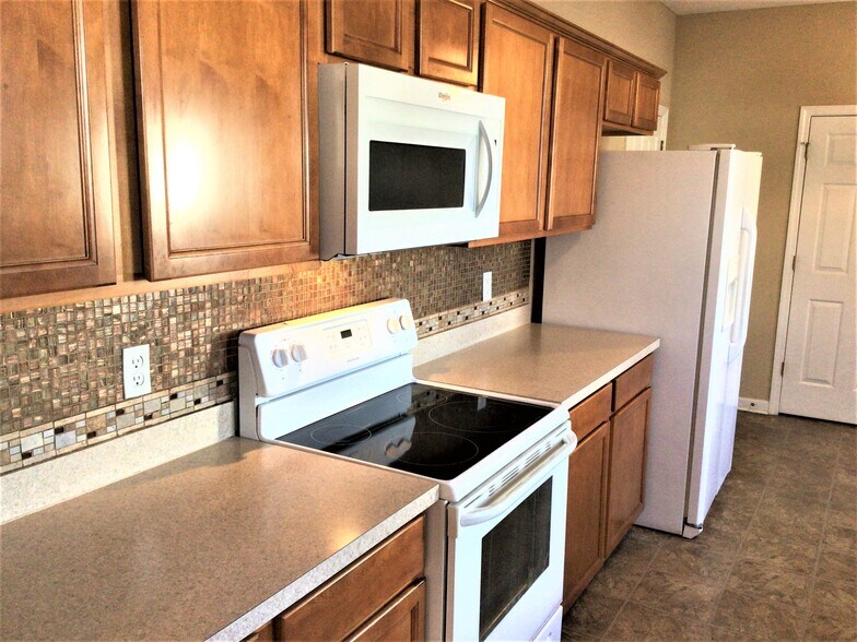 Building Photo - 6140 Glen Way Dr