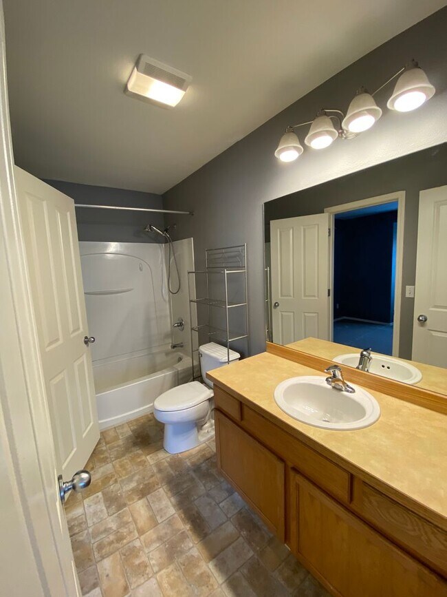 Building Photo - A lovely (3) bed, (2) bath end-unit townho...