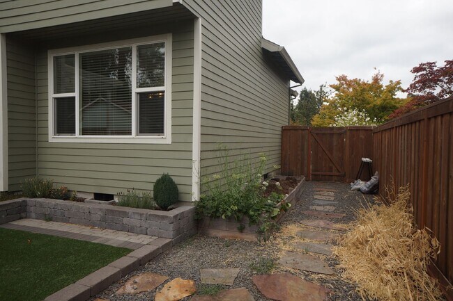 Building Photo - 10602 SW Windsor Pl