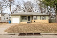 Building Photo - Charming 3 bedroom 2 bathroom home near Br...