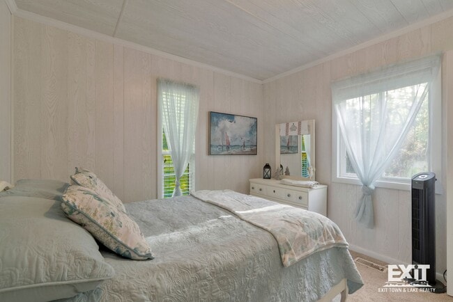 Building Photo - 4 Bedroom, 2 Bath Home Available on Kerr Lake with Private Dock