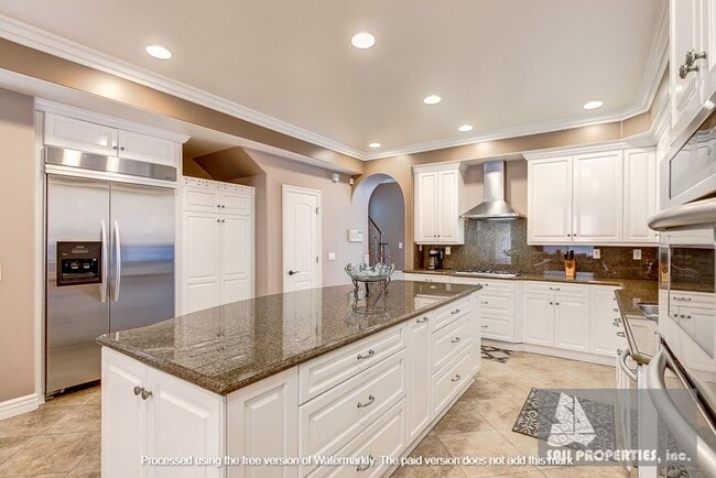 Building Photo - Gorgeous, Large downtown Huntington Beach Vacation Rental