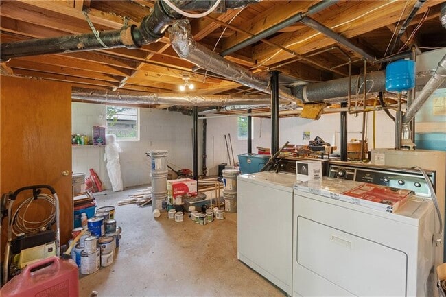 Building Photo - 2720 Birchwood Way SW