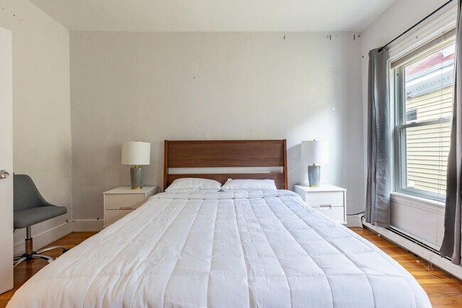 Building Photo - Massive 5 Bed / 2 Bath Duplex in Mission Hill — 2,000 Sq Ft, In-Unit Laundry, Updated Kitchen, Pr...