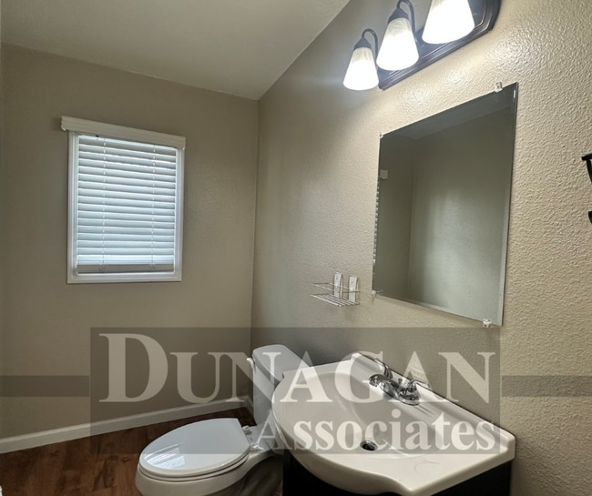 Building Photo - 2 Bedroom with office area 1.5 bath