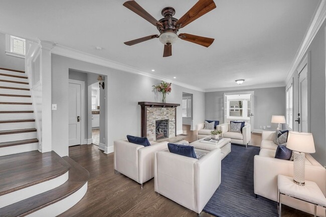 Building Photo - Gorgeous East Crestwood Home