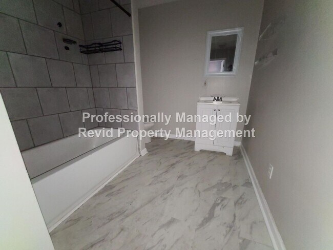 Building Photo - 4989 Wilburn Ave