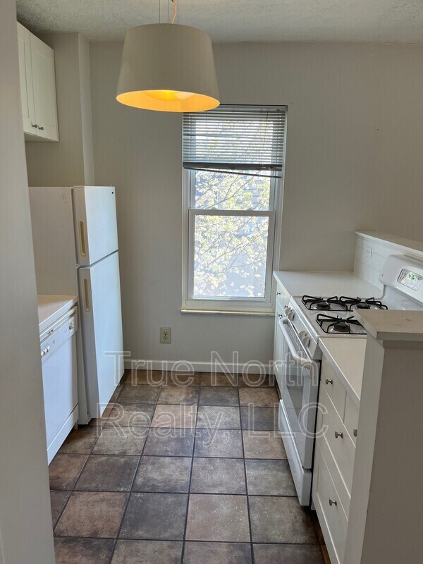 Building Photo - 1160 1/2 Oak Street