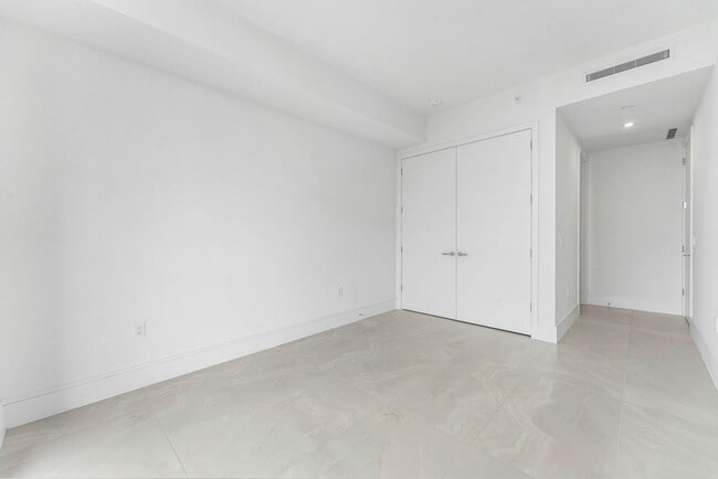 Building Photo - 220 Lake Shore Dr