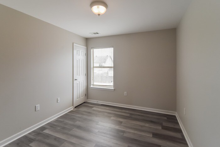 Building Photo - 449 Park Lake Dr