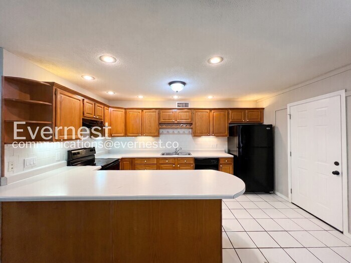 Building Photo - 6375 Greenbriar Dr