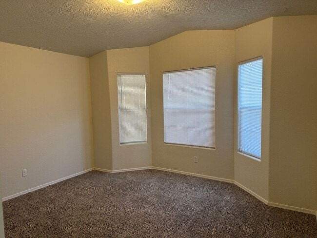 Building Photo - Great 3 Bedroom 2 Bath home with appliance...