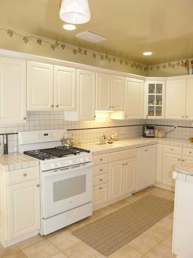 Building Photo - 2 Bedrooms, 1 Bathroom Popular Alta Height...