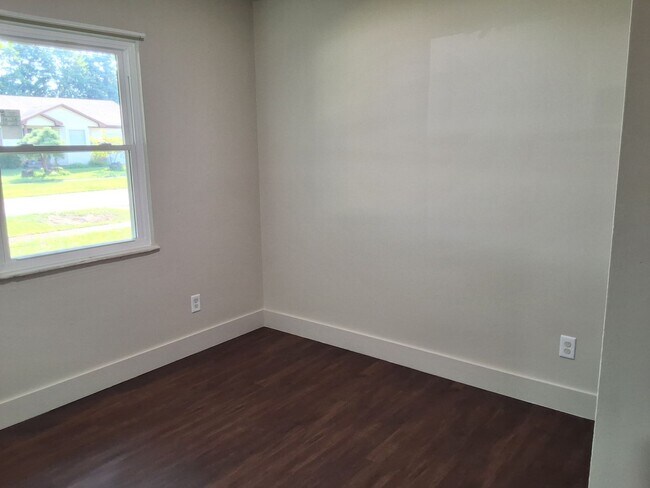 Building Photo - Cozy 3 Bed, 1 Bath House Fenced in yard, M...