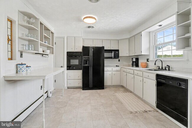 Building Photo - 8 Midland Ct