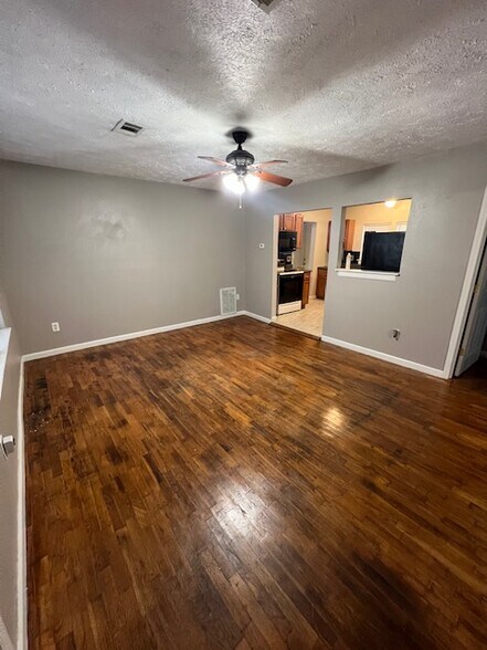 Building Photo - 1110 S Glenn Ave