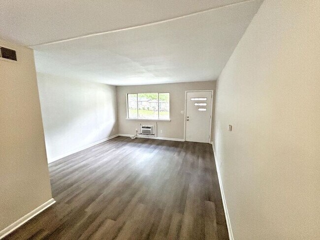 Building Photo - 7736 Rugby Ave