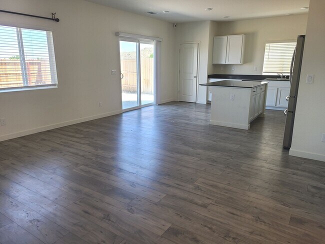 Building Photo - COMING SOON!!! Spacious Newer 4bd/2.5ba N Valleys Home!