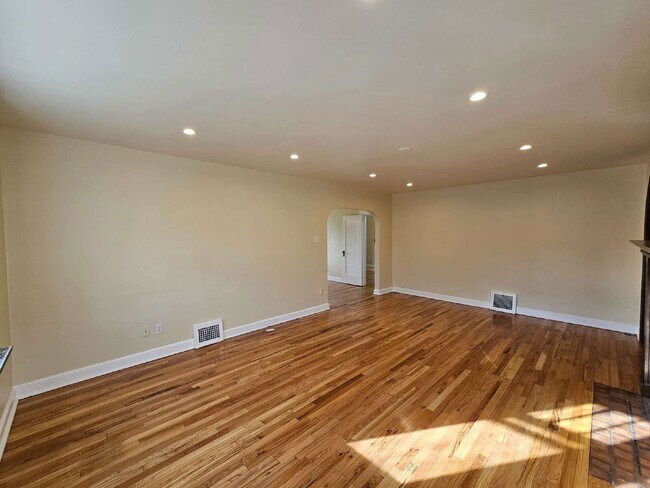 Building Photo - 1401 Roslyn St