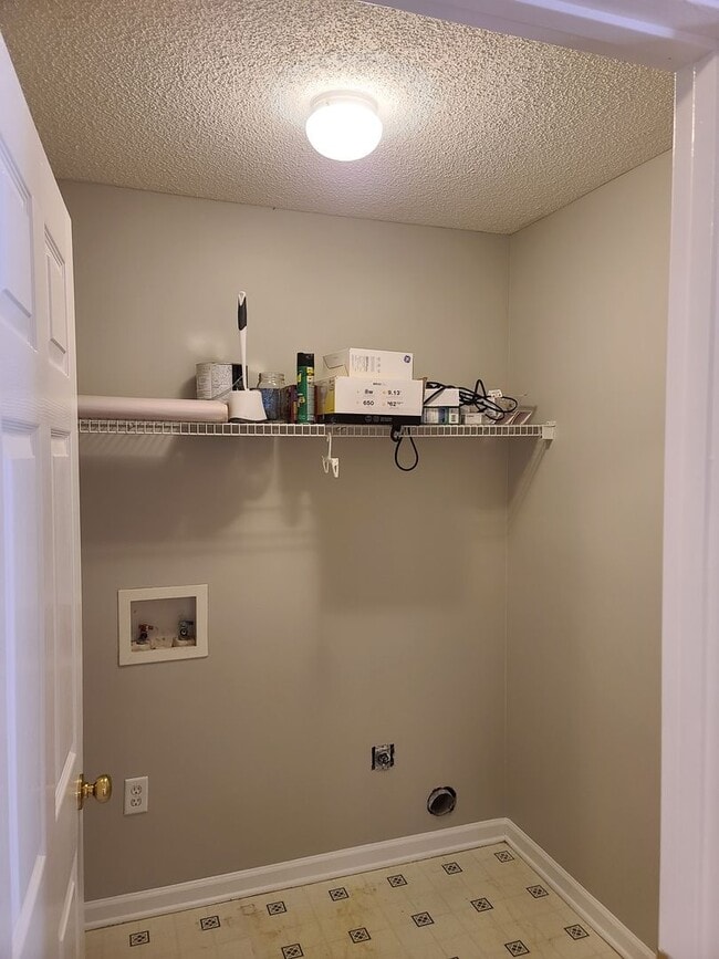 Building Photo - Conveniently located in a quiet cul-de-sac