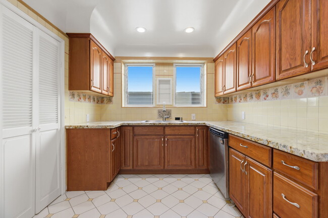 Building Photo - 307 S Doheny Dr