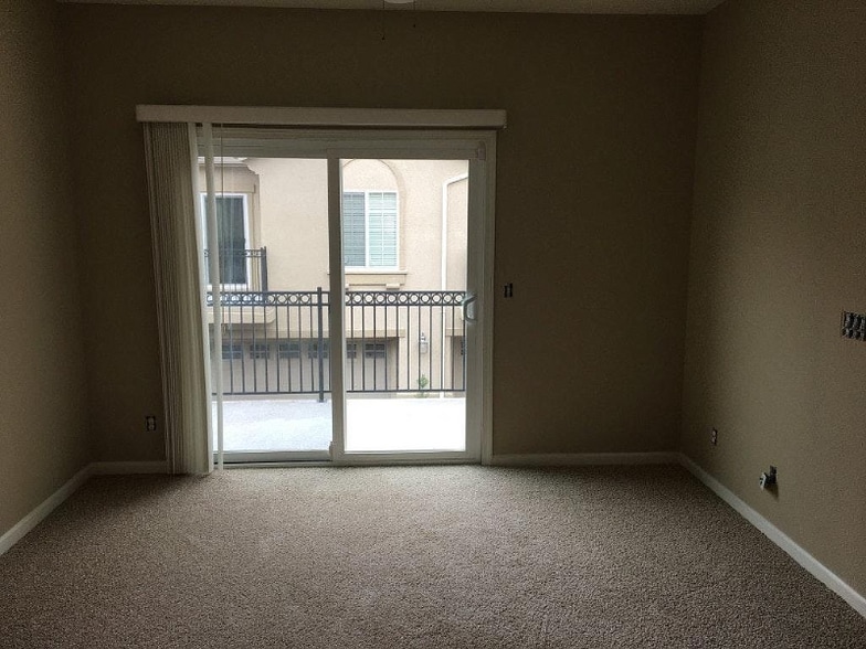 Building Photo - 3301 N Park Dr