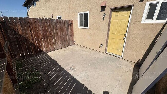 Building Photo - 2 bedroom 1.5 bathroom townhouse located in East Bakersfield Move In Special on Approved Credit