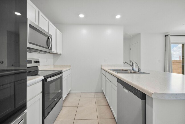 Building Photo - New home in Valencia Crossing!
