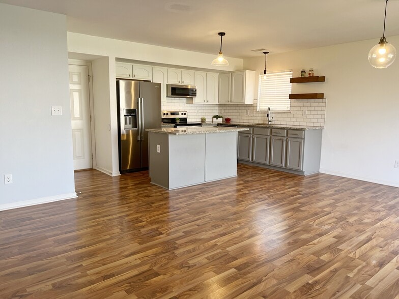 Building Photo - 2282 Middle View Dr