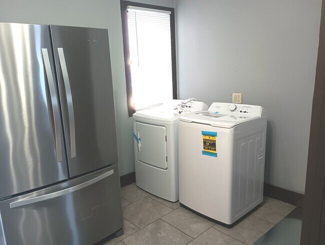 Building Photo - 408 S Gardiner Ave