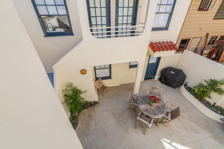 Building Photo - 915 Manhattan Ave