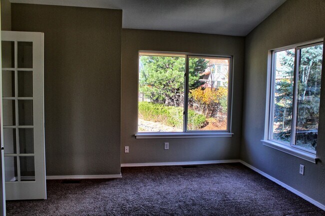 Building Photo - 4 bed 3 bath Stonegate home across from park