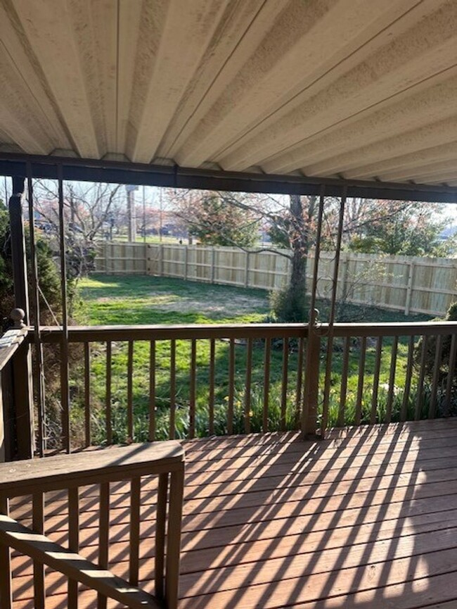 Building Photo - ALL BRICK HOME IN NIXA Located in McCroske...