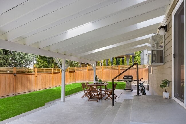 Building Photo - Beautiful home with 5 beds, 3.5 baths for ...