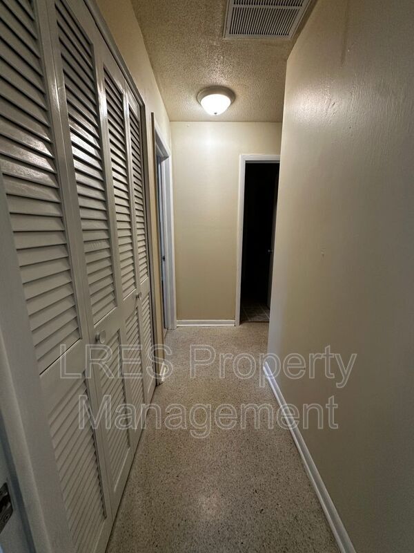 Building Photo - 2719 Merrie Oaks Rd