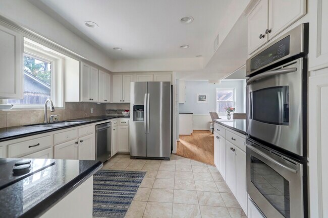 Building Photo - 12318 Woodthorpe Ln