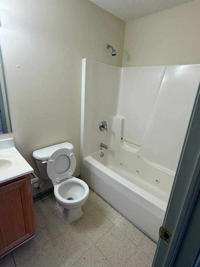 Building Photo - Country Charm