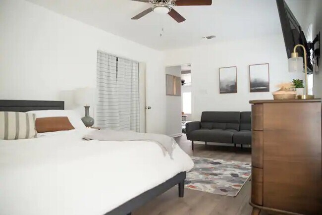 Building Photo - Fully Renovated 2x1 in a fabulous location!