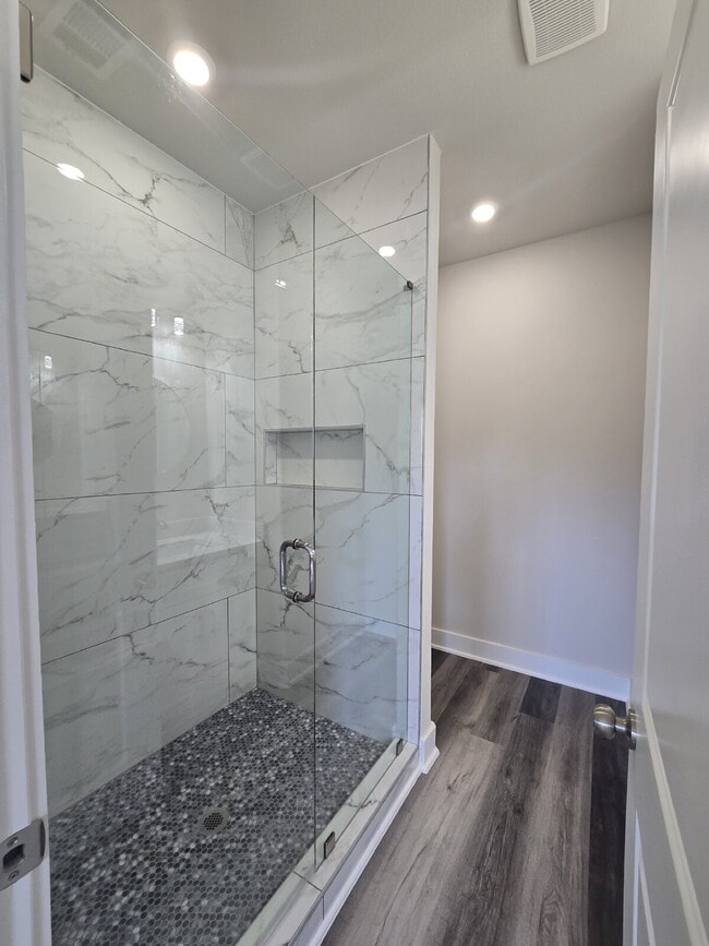 Building Photo - "New 3-Bed Oasis with Quartz Finishes and Modern Look!