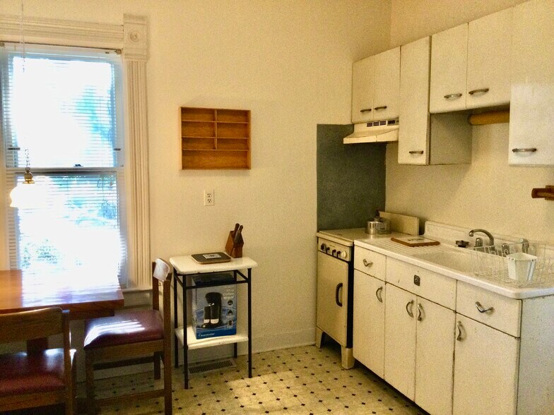 Building Photo - 1306 Hinman Ave