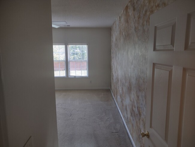 Building Photo - ****MOVE IN SPECIAL****Two Story, Five Bed...