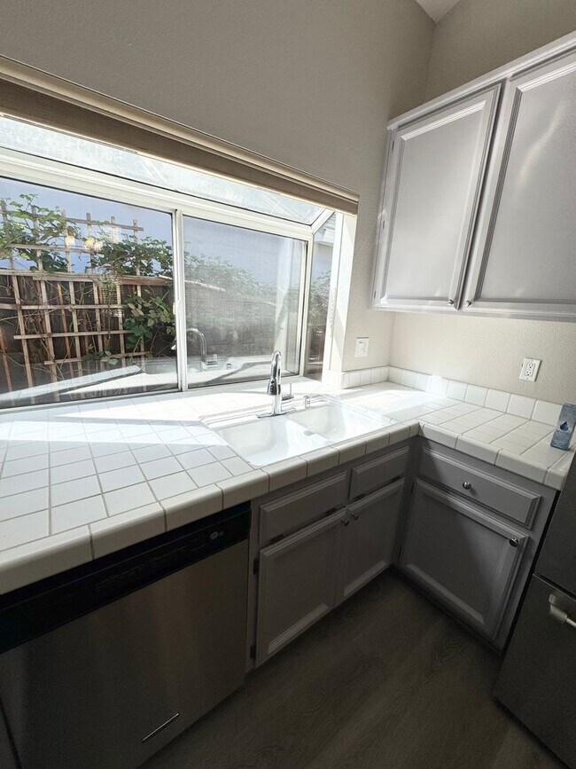 Building Photo - Move-In Ready 3-Bed, 2-Bath Home in Roseville! SEE VIDEO